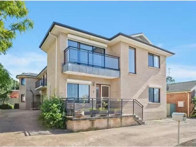 Unique 5 BR 1/10 Arkell Drive, Figtree Townhouse for rent Lis.
