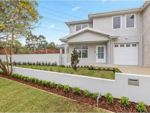 Nice 5 BR 15 Edna Avenue, Toongabbie Townhouse for rent Liste.