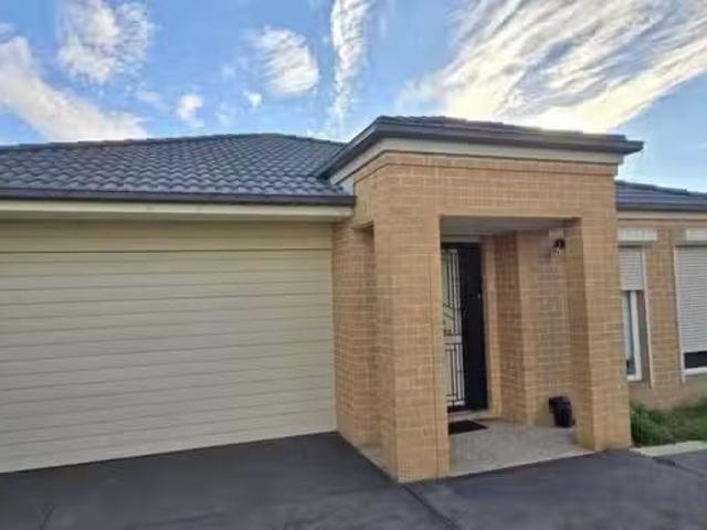 Charming 5 BR 17 Irving Street, Point Cook VIC 3030 House Fo.