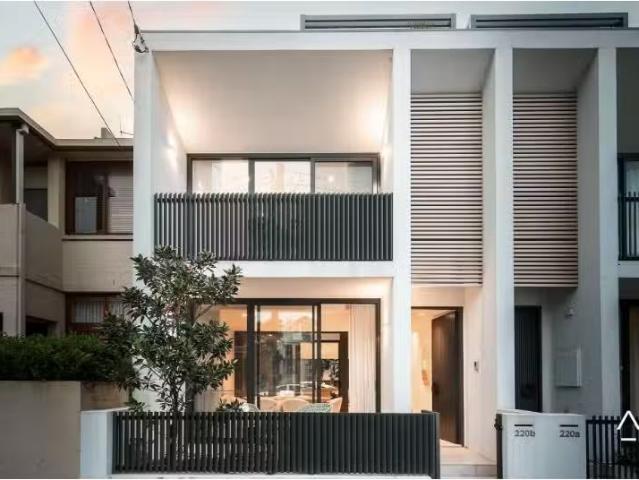 Deal! 5 BR 220b Victoria Street, Beaconsfield House for rent.