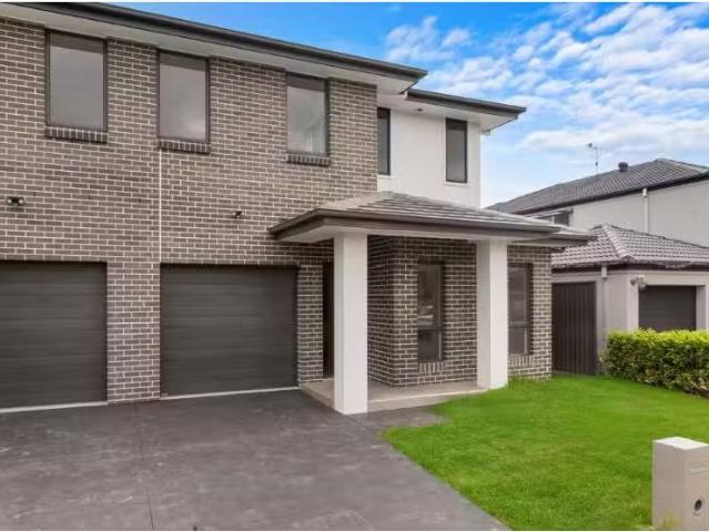 Nice 5 BR 27b John Warren Avenue, GLENWOOD Townhouse for rent.