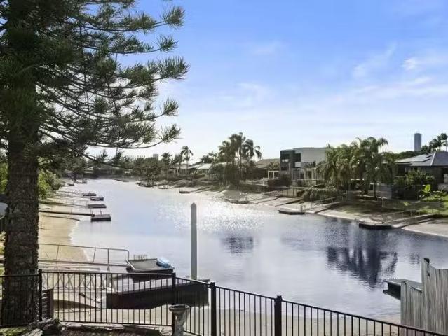 For Rent! 5 BR 7 Lothian Avenue, BUNDALL, QLD 4217 House for.
