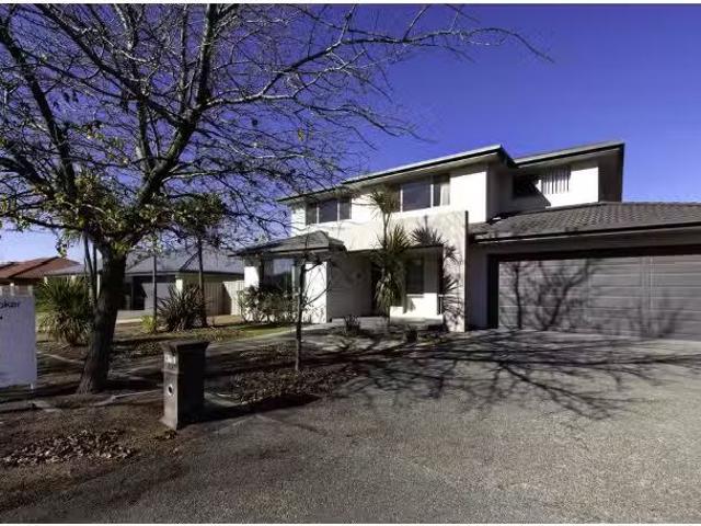For Rent! 5 BR 42 Jeanne Young Circuit, Mckellar House for ren.