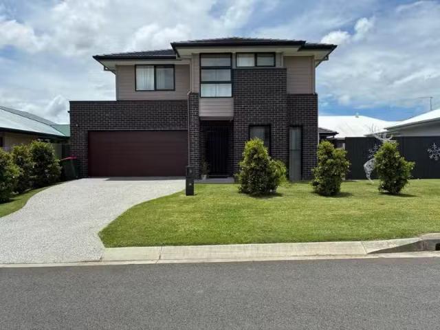 Charming 5 BR 6 Pam Street, HEMMANT, QLD 4174 House for Rent