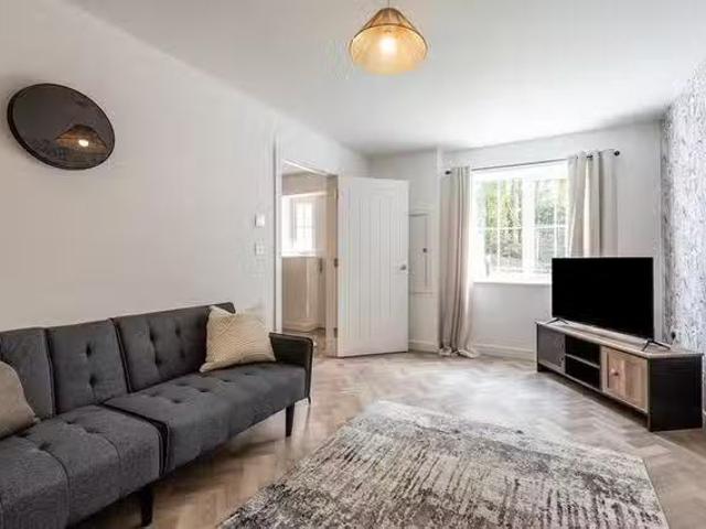 For Rent! 5 BR Lacewood Close