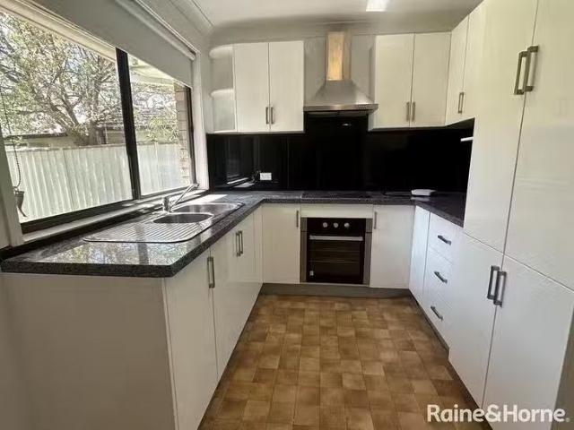 Nice 5 Daisy Place, Claremont Meadows, NSW 2747