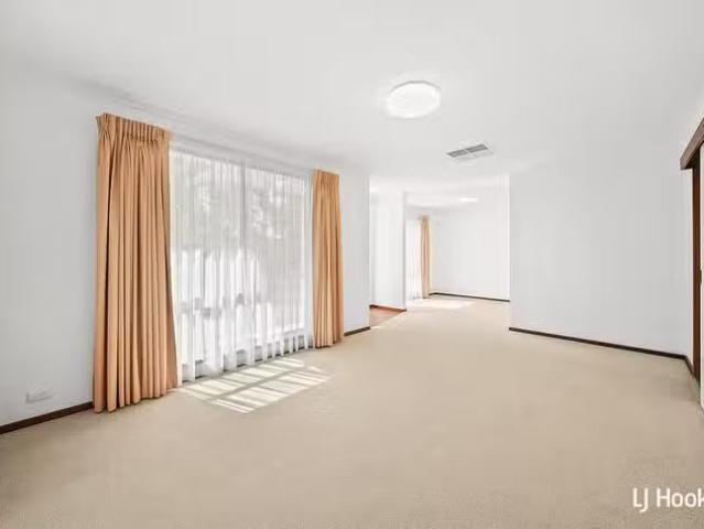Charming 5 Frater Crescent, Lyneham, ACT 2602