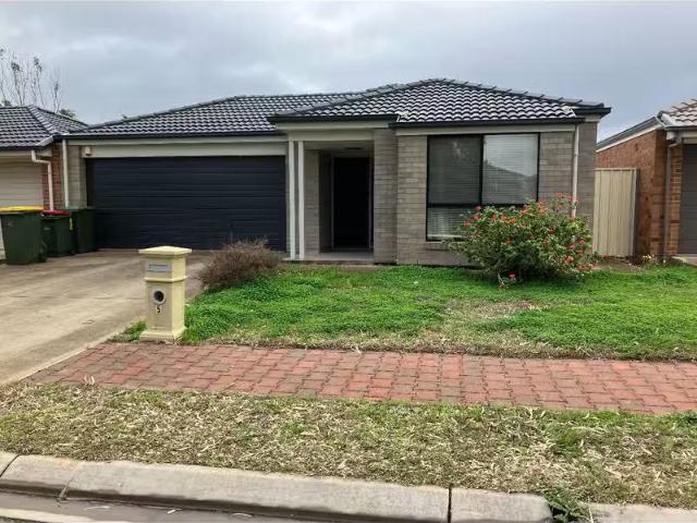Just in! 5 Kalamata Court, MUNNO PARA WEST, SA 5115 House fo.