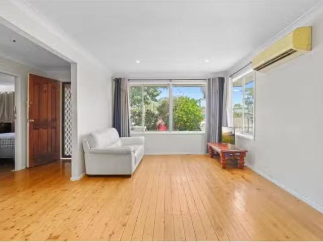 Just in! 5 Hendren Place, COLYTON House for rent Listed by Sh.