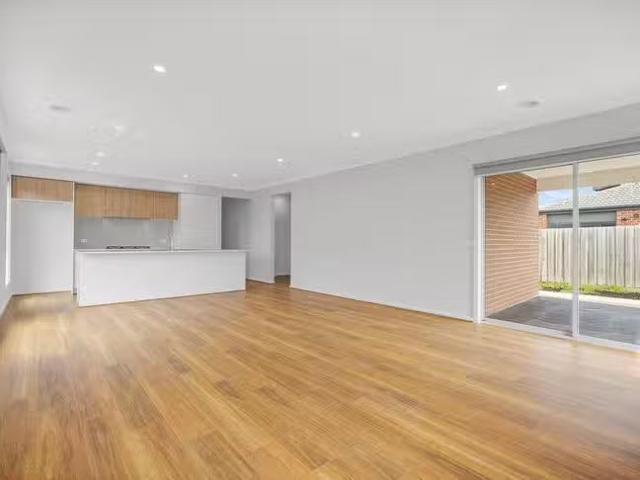 New 5 Sampford Street, Armstrong Creek, VIC 3217