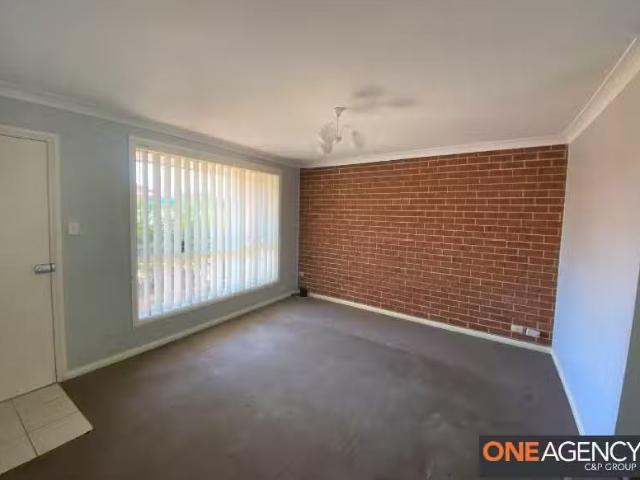 Unique 6/10 Peabird Close, GREEN VALLEY Townhouse for rent Li.