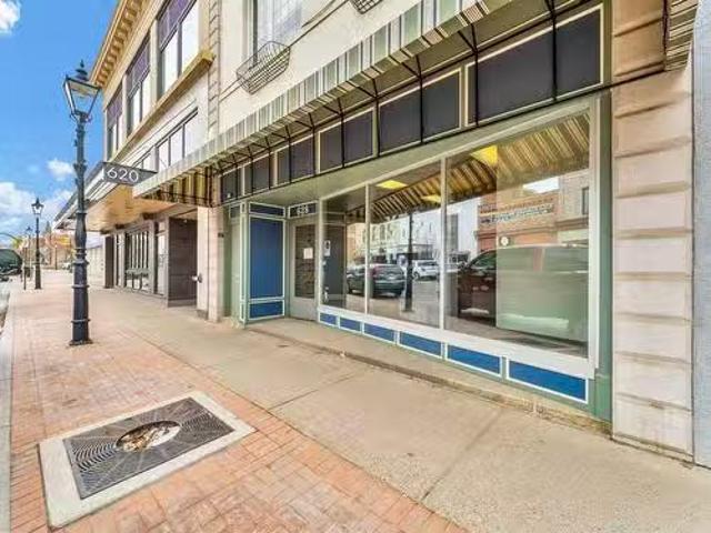 Cheap 628 2 Street Se, Medicine Hat, AB, T1A 0C9 commercial.