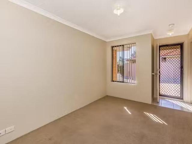 Just in! 6/2 Moreton Crescent, Warnbro, WA 6169