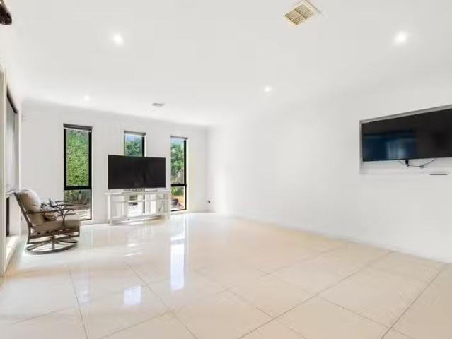Deal! 62 Signature Boulevard, Point Cook VIC 3030