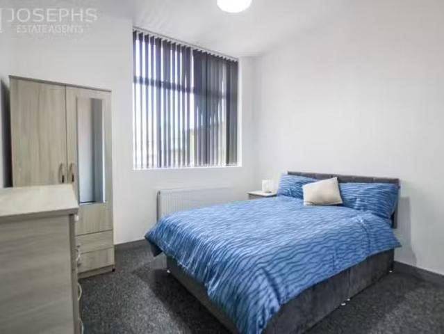 Unique 6 BA 6 bedroom terraced house for rent in Lever Edge La.