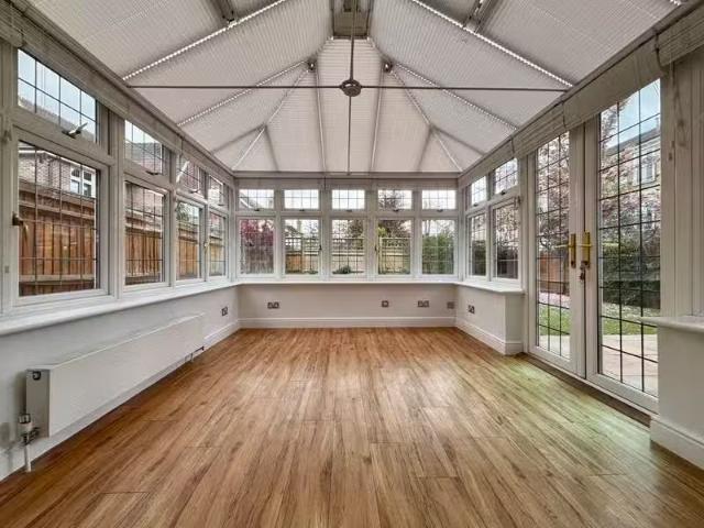 Rental! 6 bedroom detached house for rent in Wagtail Walk, BR3