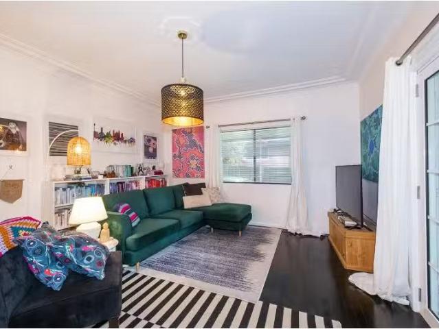 Charming 6 Lagoon Drive, Glenbrook House for rent Listed by E.