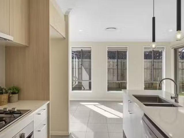Rental! 6 Lux Place, Rochedale, QLD 4123