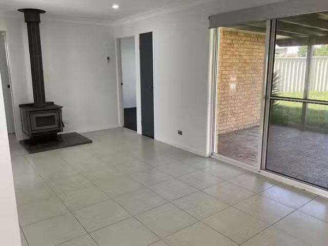 Cheap 6 Nowland Crescent, Westdale, NSW 2340
