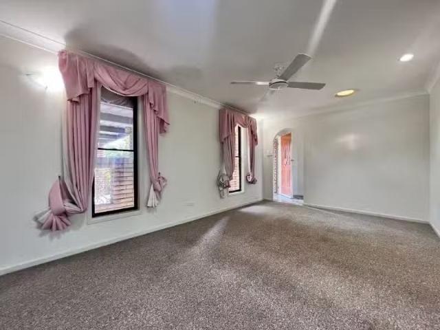 Deal! 6 Salo Crescent, TAMWORTH House for rent Listed by Raine