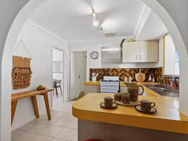 Charming 6 Steinbeck Place, Spearwood, WA 6163