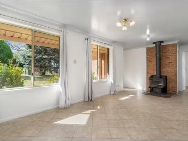 Deal! 6 Rosewood Avenue, Orange House for rent Listed by Jane.