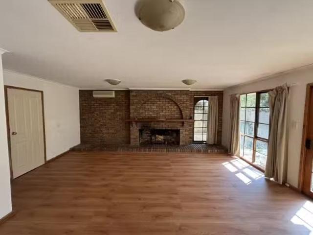 Cheap 71 Winyard Drive, Mooroolbark House for rent Listed by.