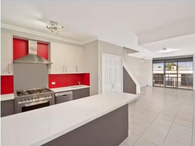 Unique 73/49 Henderson Road, ALEXANDRIA Apartment for rent Li.