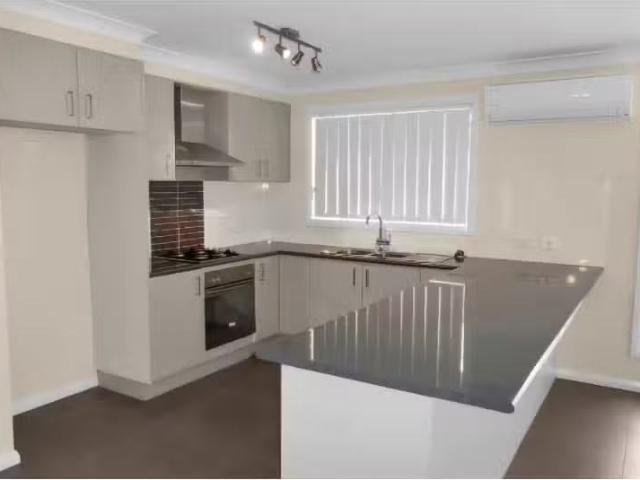 Nice 7 Ashworth Drive, Kelso House for rent Listed by Mcgrath.