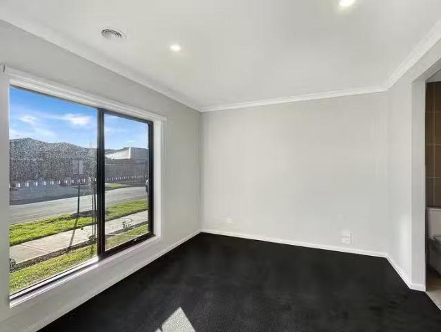 Unique 7 Leith Road, Thornhill Park, VIC 3335