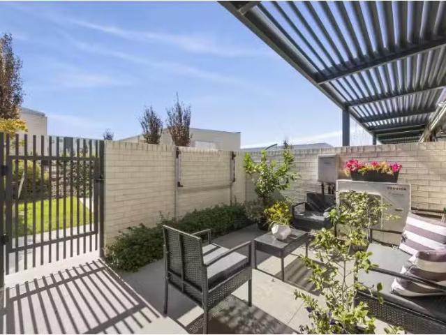 Just in! 89/60 Kingsland Parade, Casey Townhouse for rent Lis.