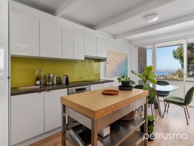 Cozy 8/11 Livingston Street, South Hobart Apartment for rent.