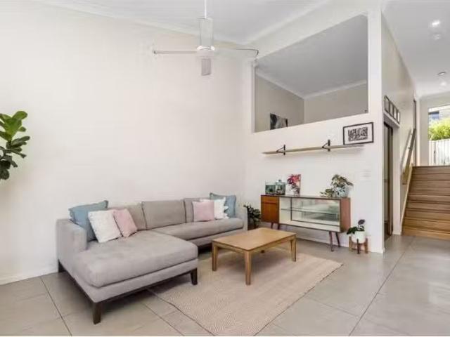 Charming 8/1a Pioneer Parade, BANORA POINT Apartment for rent.