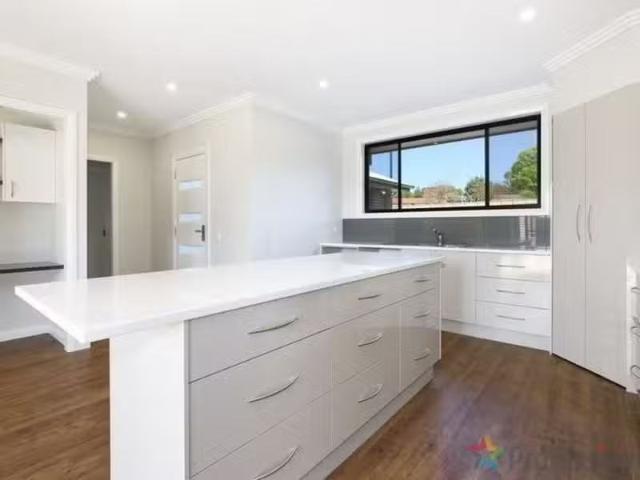 New 8/22 Freeman Crescent, ARMIDALE House for rent Listed by.