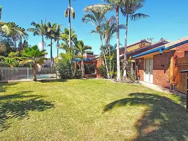 Just in! 8 Crampton Court, Parkwood, QLD 4214