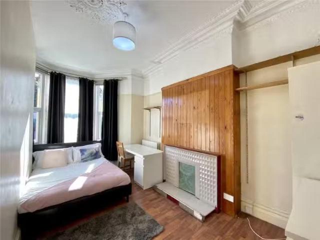 Charming 8 bedroom house for rent in Cranbrook Road, Bristol.