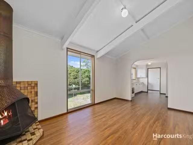 Unique 8 Darville Court, BLACKMANS BAY, TAS 7052 House for R.