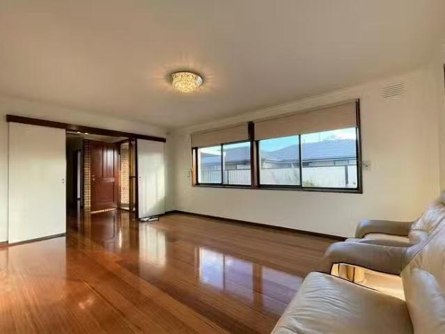 Unique 8 Erica Court, Lalor, VIC 3075