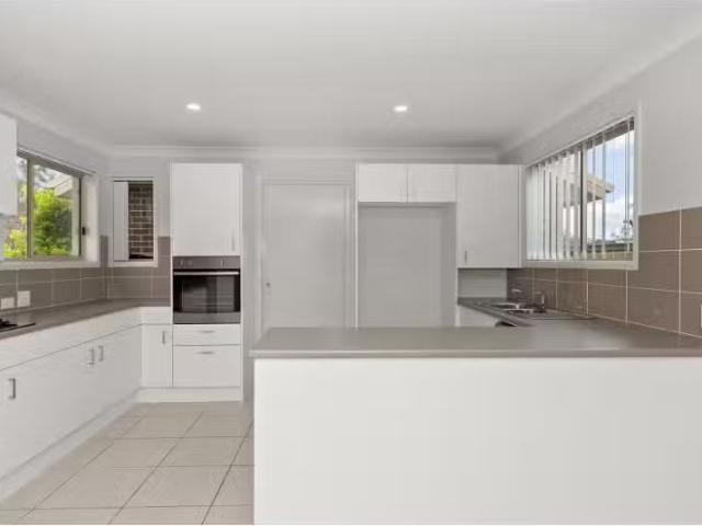 Deal! 8 Moffitt Place, Morisset Townhouse for rent Listed by.