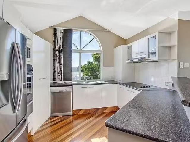 Deal! 8 Parklane Place, Highland Park, QLD 4211