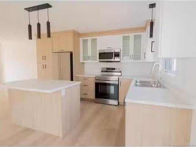 Nice 98 Simone Gallant, Shediac, NB, E4B 2B7 house for lease.