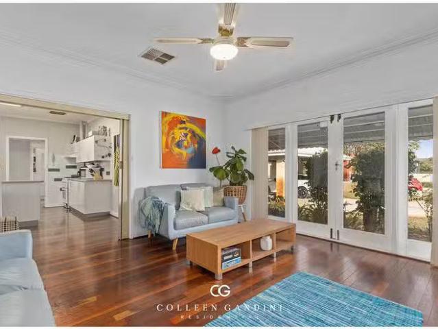 Cozy 99 Kitchener Road, Alfred Cove, WA 6154