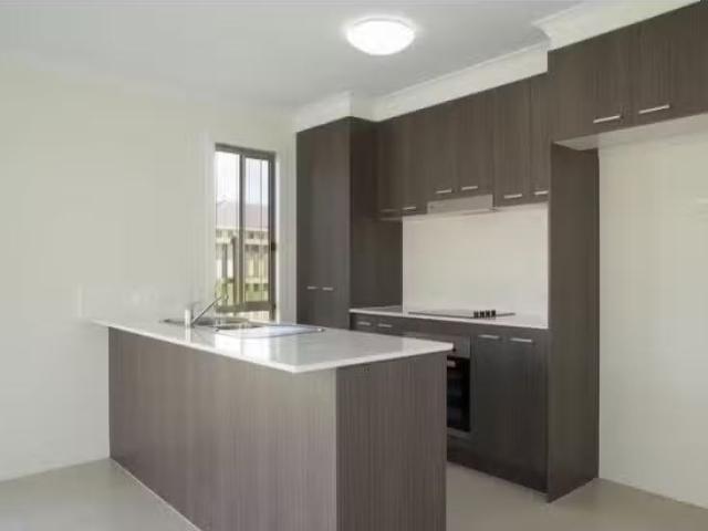 New 90 Flora Terrace, PIMPAMA House for rent Listed by Leasin.
