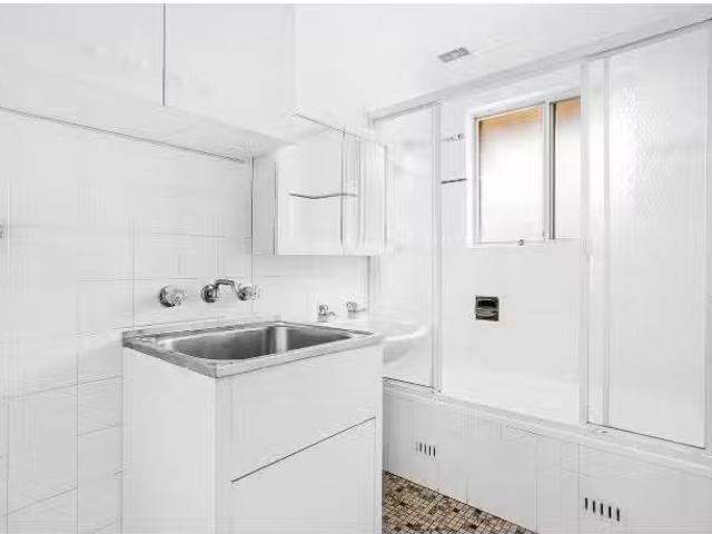 Unique 9/27 Underwood Street, CORRIMAL Apartment for rent Lis.
