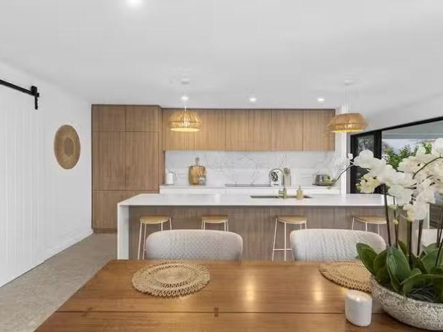 Deal! 9 Cresta Court, Broadbeach Waters, QLD 4218