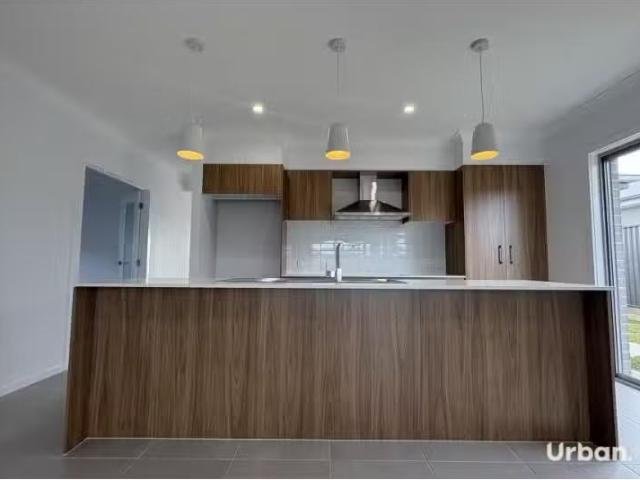 Charming 9 Leyland Circuit, Lochinvar House for rent Listed b.