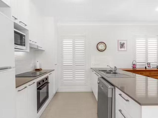 Nice 9 Roseberry Parade, Wynnum West, QLD 4178