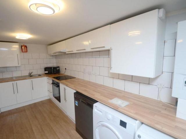 Dean Abbott House, 70 Vincent Street. 3 bed apartment to rent £4,650 pcm £1,073 pw