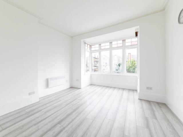 Dean Road, London NW2 1 bed flat to rent £1,650 pcm £381 pw