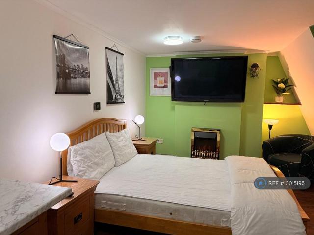 Dean Street, London, W1D 1 bed in a flat share to rent £1,650 pcm £381 pw